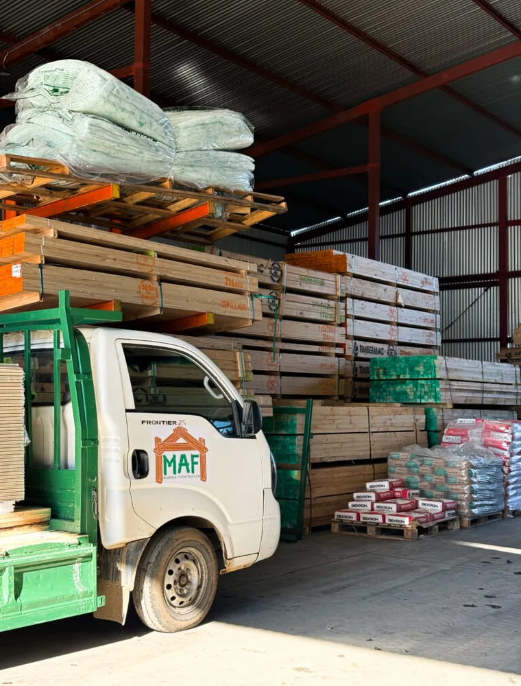 Bodega de maderas de Ferretería MAF con el camión de reparto