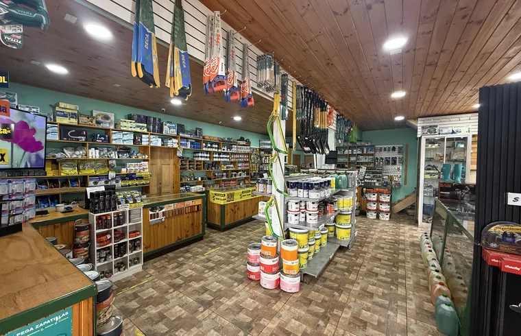 Interior de la tienda de Ferretería MAF con pasillos de productos